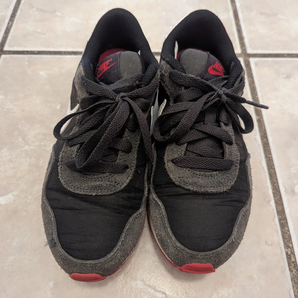Boys Nike MD Valiant Sneaker, black, red white, size 3.5y